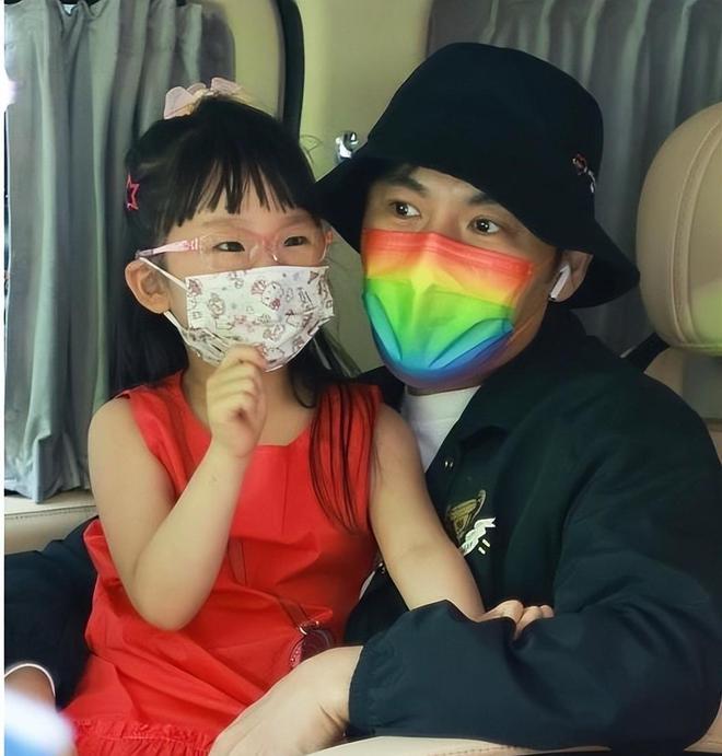 岁女儿戴眼镜很可爱越长越像爸爸秦昊了不朽情缘登录入口伊能静晒幸福家庭照8(图3)