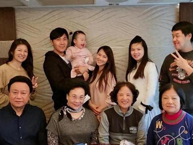 岁女儿戴眼镜很可爱越长越像爸爸秦昊了不朽情缘登录入口伊能静晒幸福家庭照8(图2)